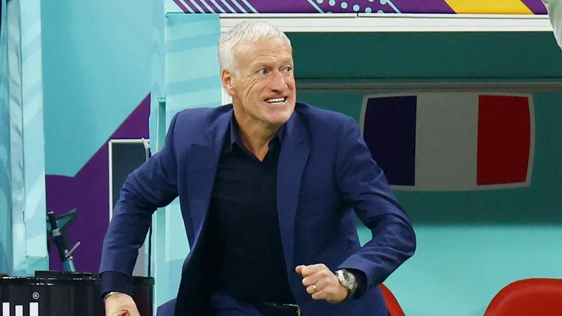 HLV Didier Deschamps ăn mừng chiến thắng