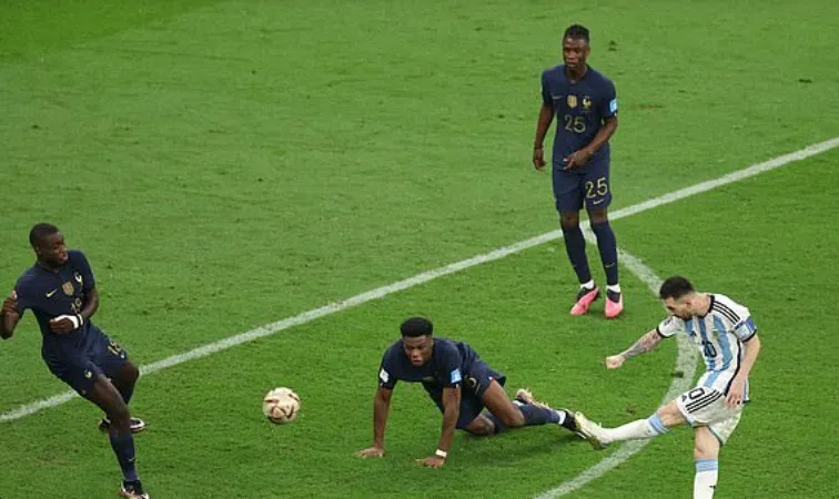 Hàng thủ tuyển Pháp vất vả chống lại Messi