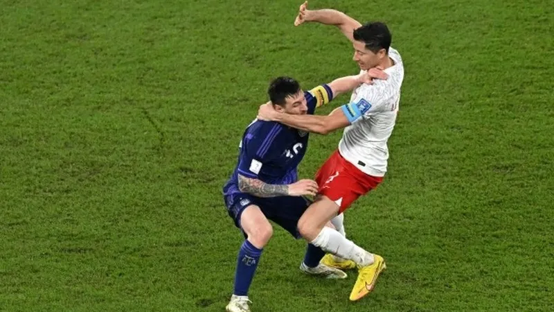 Tiền đạo Robert Lewandowski (Ba Lan) cản phá Leo Messi ở Qatar 2022