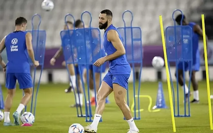 Benzema trong trại huấn luyện của tuyển Pháp