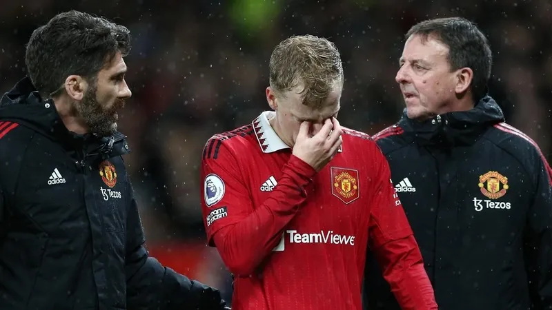 Donny van de Beek dính chấn thương đầu gối