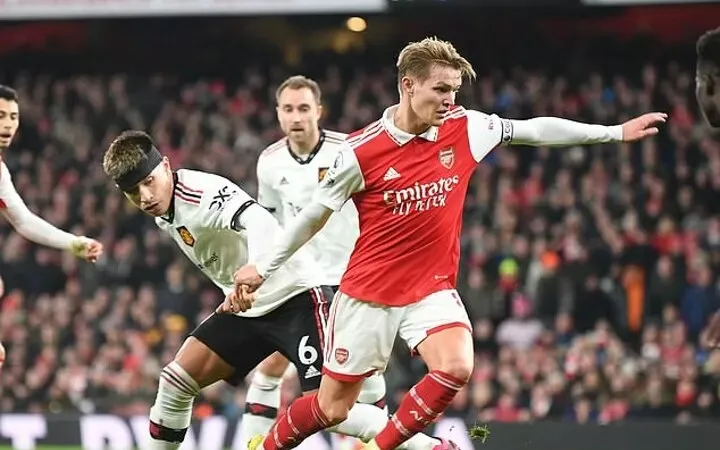 Tiền vệ Martin Odegaard đi bóng trong trận thắng Man United