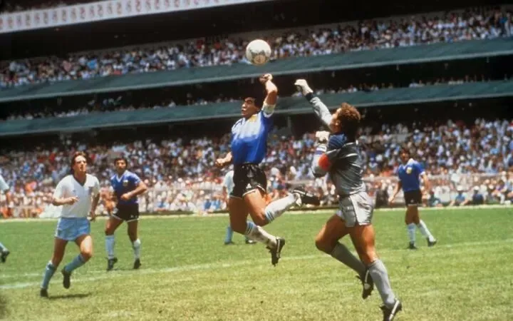 Bàn thắng của Diego Maradona vào lưới Peter Shilton (Anh) ở World Cup 1986