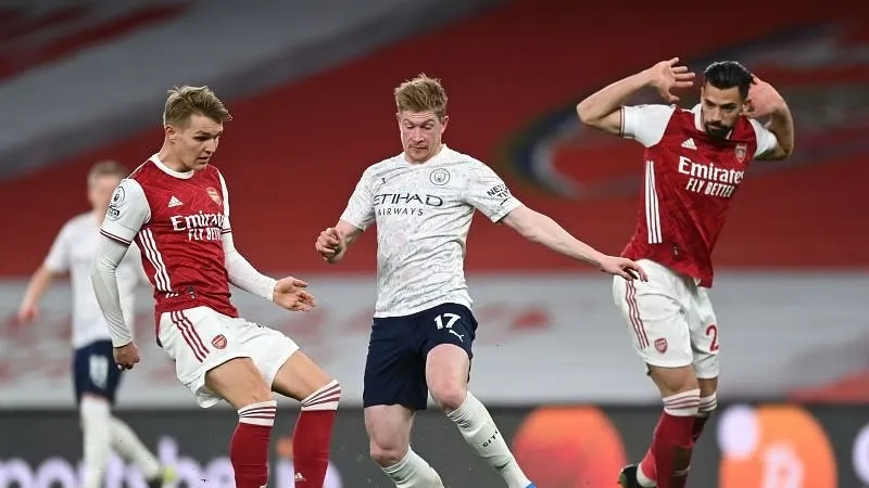 Kevin De Bruyne giữa vòng vây hậu vệ Arsenal
