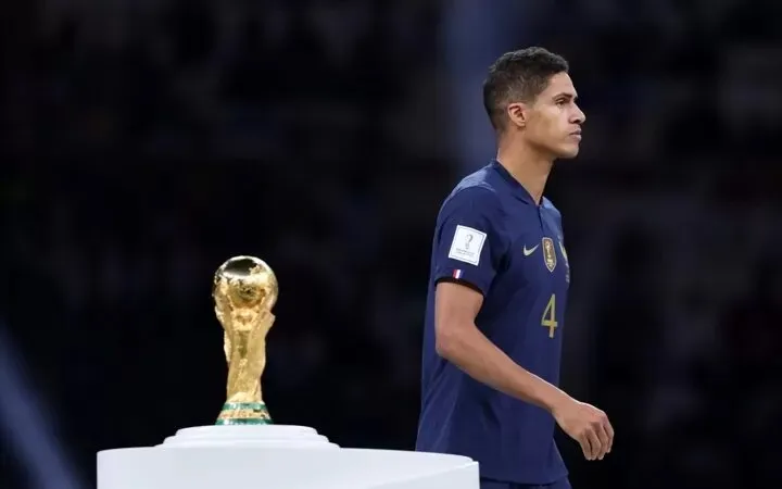 Raphael Varane lên nhận huy chương bạc ở World Cup 2022