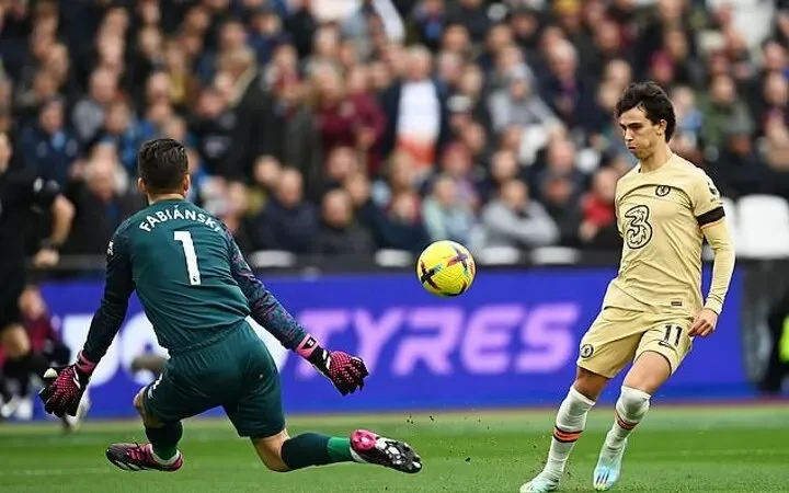 Joao Felix tâng bóng trước khung thành West Ham