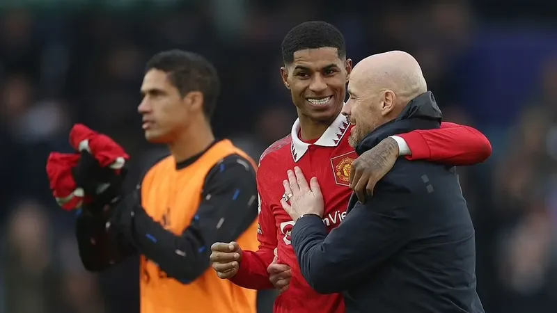 HLV Erik ten Hag và Marcus Rashford sau trận đấu