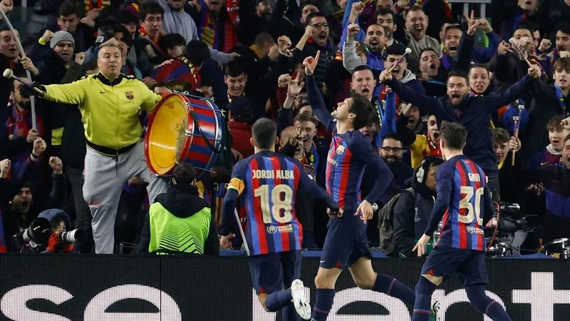 Các cổ động viên Barca hy vọng đội có thể ghi bàn ở Old Trafford