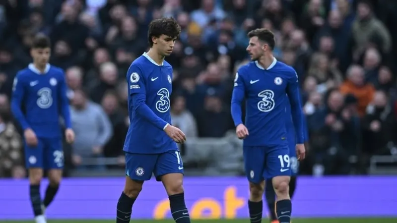 Joao Felix (giữa) cần chơi hay hơn nữa để giúp Chelsea vượt qua khủng hoảng
