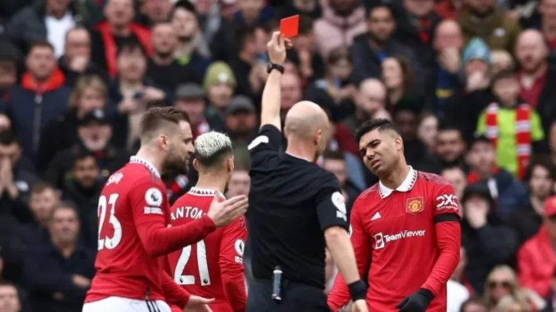 Casemiro bị treo giò 4 trận vì chiếc thẻ đỏ trong trận hòa Southampton