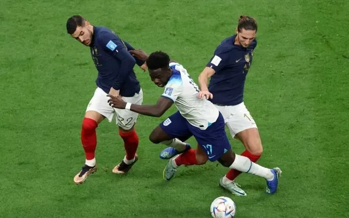 Bukayo Saka (giữa) tranh bóng với Theo Hernandez và Rabiot của tuyển Pháp