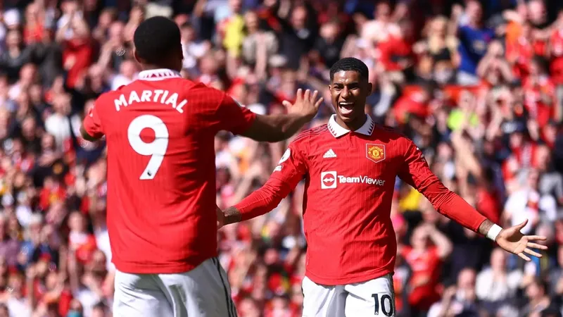 Marcus Rashford ăn mừng bàn thắng của Anthony Martial
