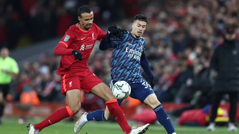 Anfield là nỗi ám ảnh lớn với Arsenal (Martinelli, bên phải)