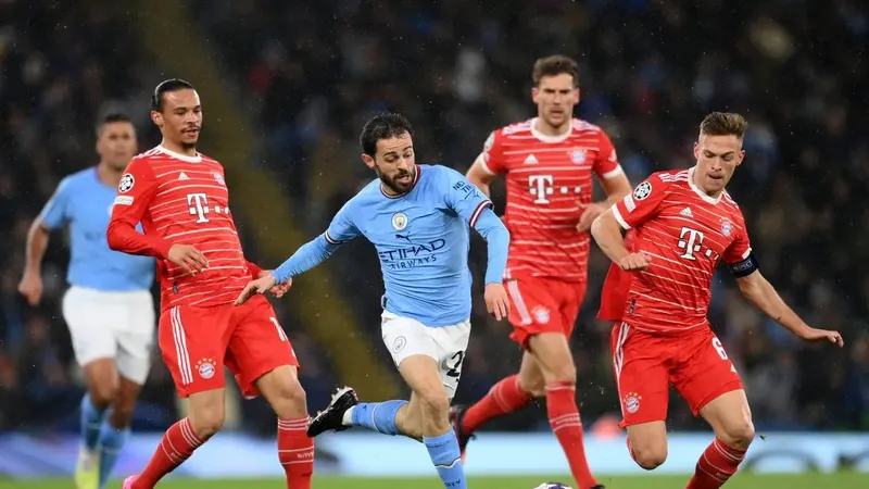 Bernardo Silva đi bóng giữa hàng thủ Bayern