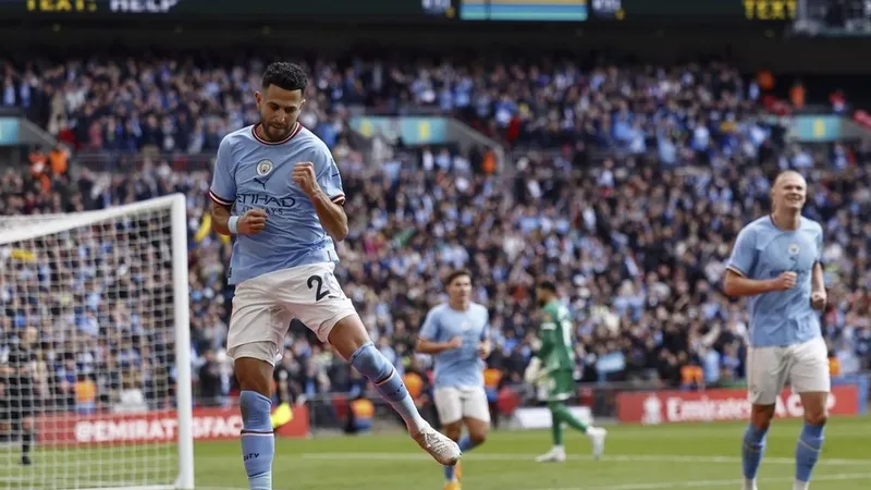 Riyad Mahrez ăn mừng bàn thắng ở Wembley