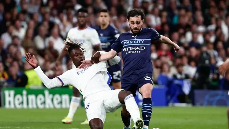 Bernardo Silva (Man City) đi bóng qua tiền vệ Eduardo Camavinga (Real Madrid)