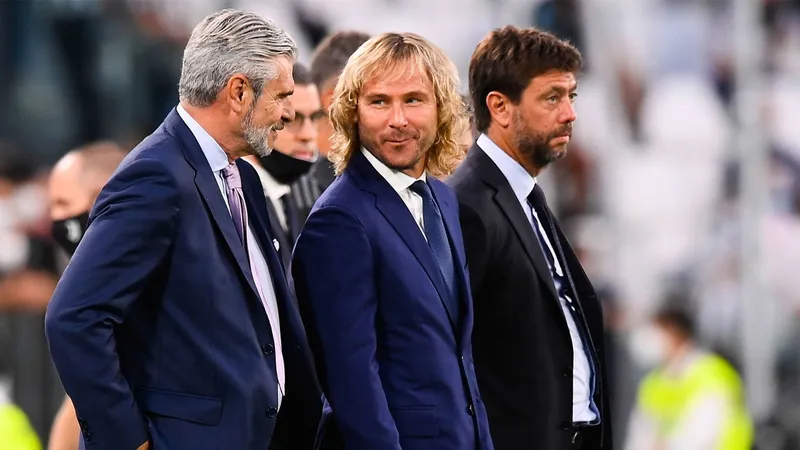 Cựu Chủ tịch Andrea Agnelli (phải) và cựu Phó chủ tịch Pavel Nedved (giữa) đều phải ra tòa lần nữa