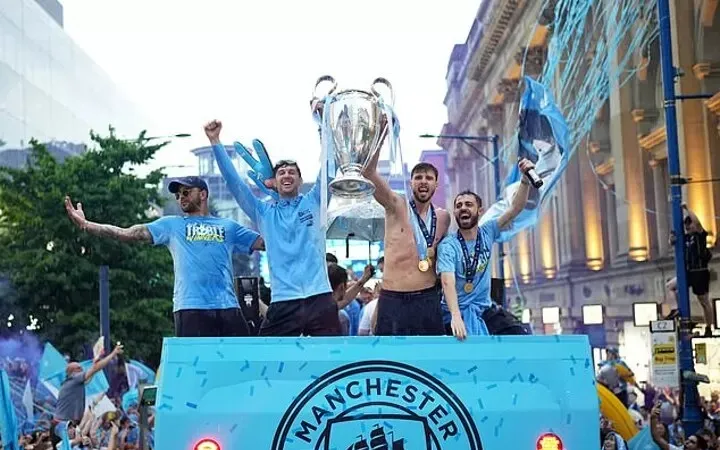 Manchester City diễu hành mừng chiến thắng