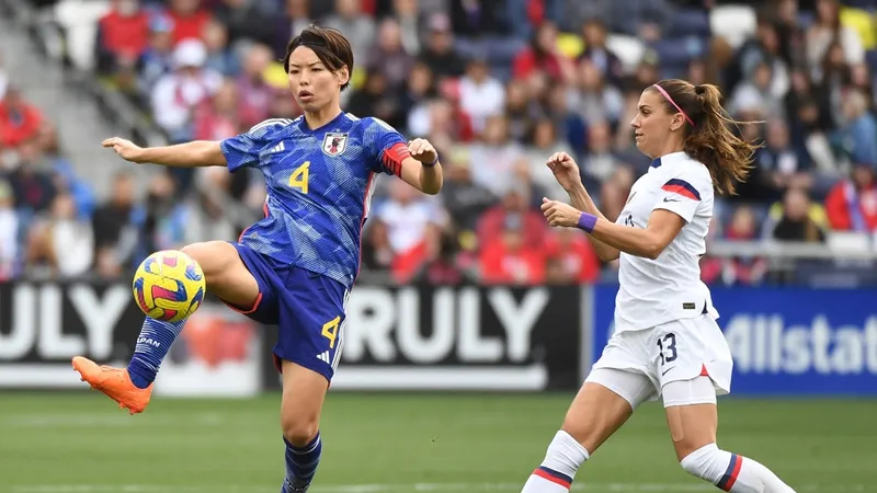 Hậu vệ Nhật Bản Saki Kumagai (4) kiểm soát bóng trước tiền đạo Mỹ Alex Morgan (13)