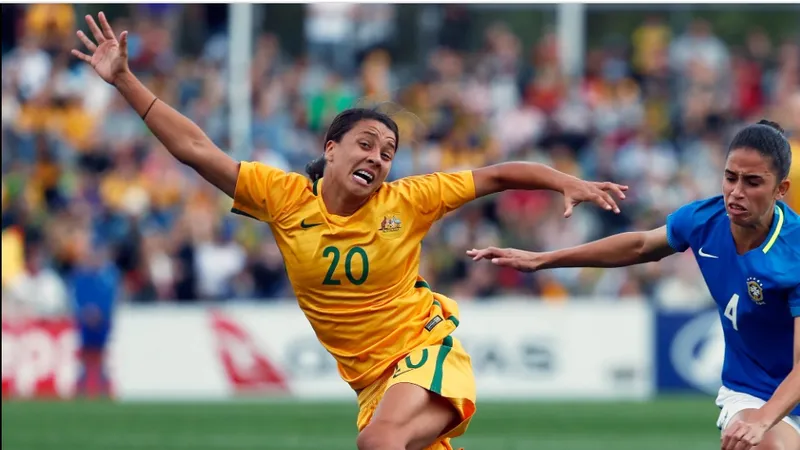 Tiền đạo Sam Kerr trong trận đấu với Brazil
