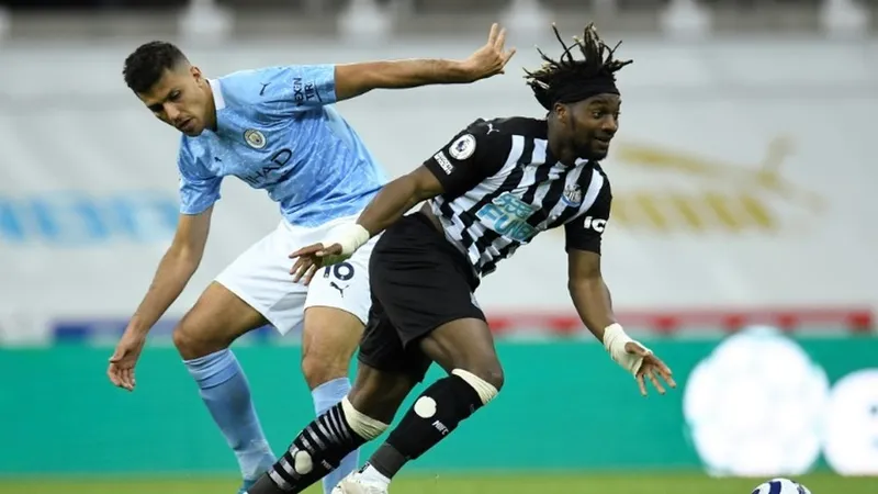 Newcastle (phải) cũng căng thẳng khi gặp Man City
