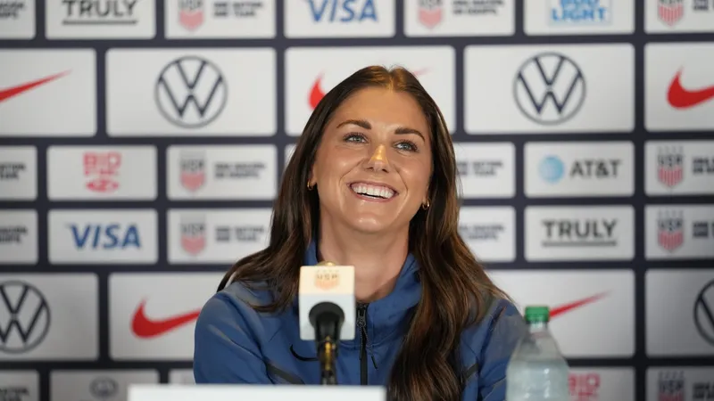Alex Morgan trong cuộc họp báo của tuyển Mỹ ở Auckland