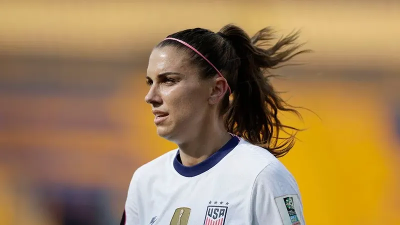 Tiền đạo Alex Morgan hết sức tập trung cho trận mở màn