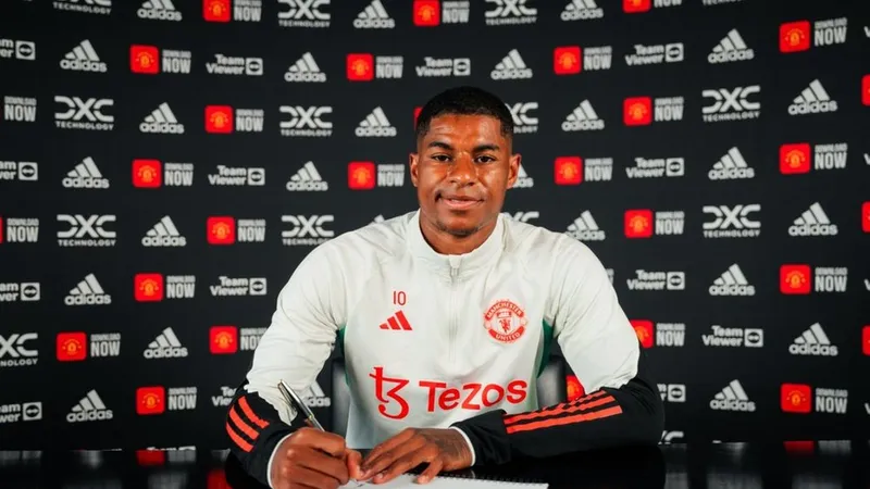 Marcus Rashford trong buổi ký hợp đồng triển hạn với Man United