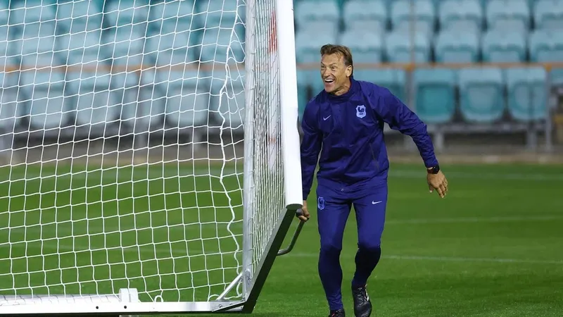 HLV Herve Renard trên sân tập