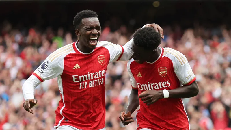Eddie Nketiah và Bukayo Saka ăn mừng bàn thắng trước Forest