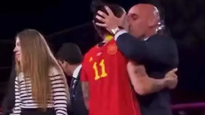 Luis Rubiales bất chợt ôm hôn lên môi Jenni Hermoso