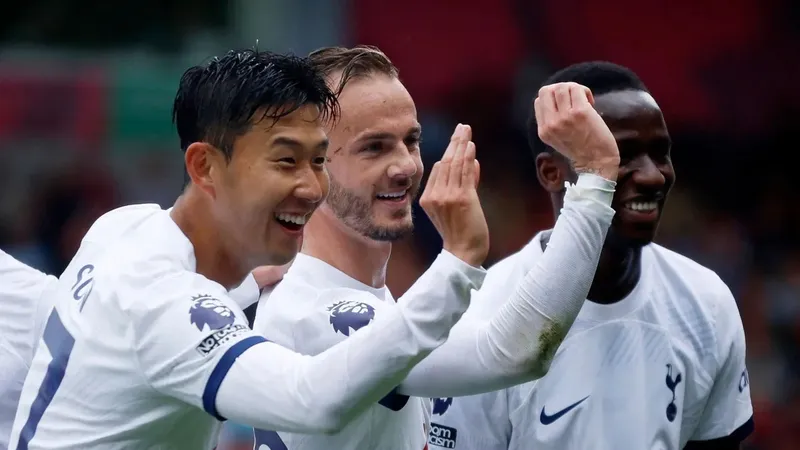 James Maddison và Son Heung-min ăn mừng kiểu phóng phi tiêu