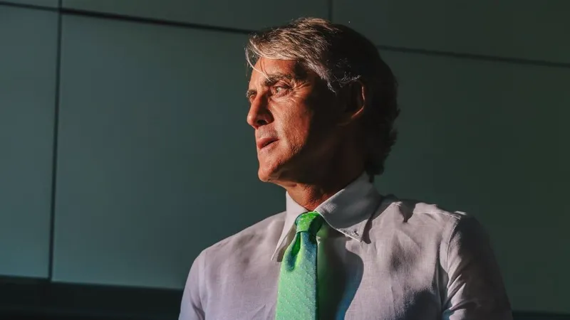 Roberto Mancini từ nay sẽ đeo cravat xanh lá, màu của tuyển Saudi Arabia
