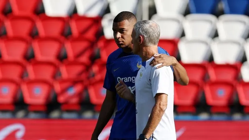 HLV Didier Deschamps và Kylian Mbappe