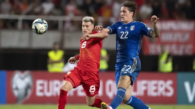 Nicolo Zaniolo (Italia, phải) tranh bóng với Ezgjan Alioski (North Macedonia)
