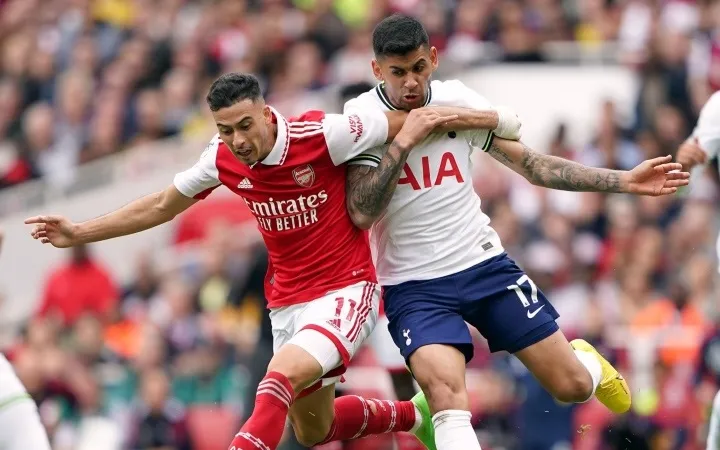 Martinelli (trái, Arsenal) tranh bóng với Romero (Tottenham)