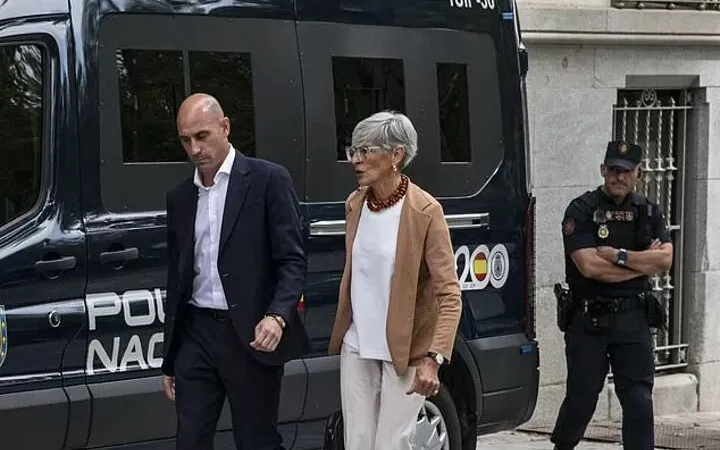 Luis Rubiales và luật sư rời khỏi tòa án
