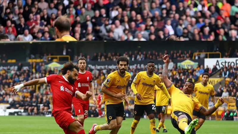 Mo Salah tỏa sáng với 3 pha dọn cỗ