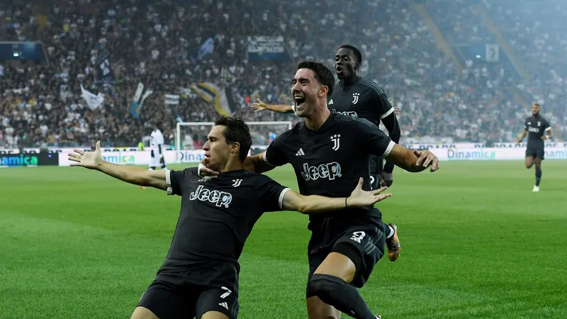 Federico Chiesa (trái) và Dusan Vlahovic