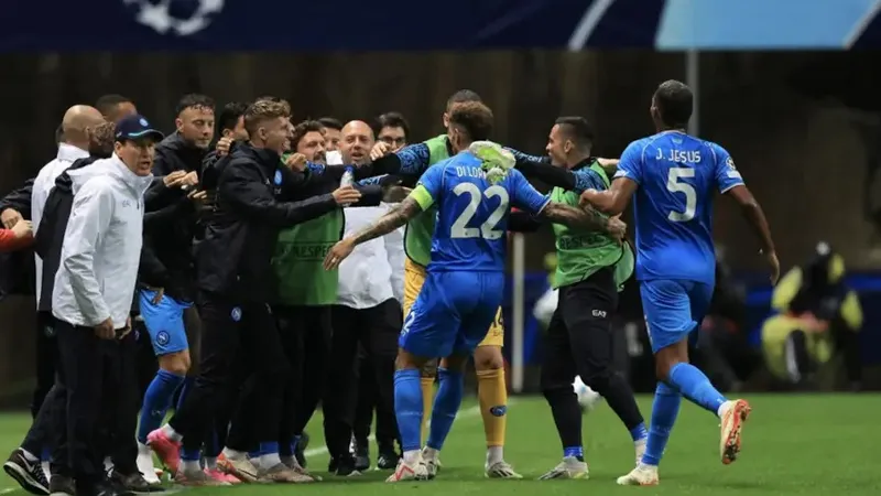 Napoli ăn mừng chiến thắng chật vật trên sân Braga