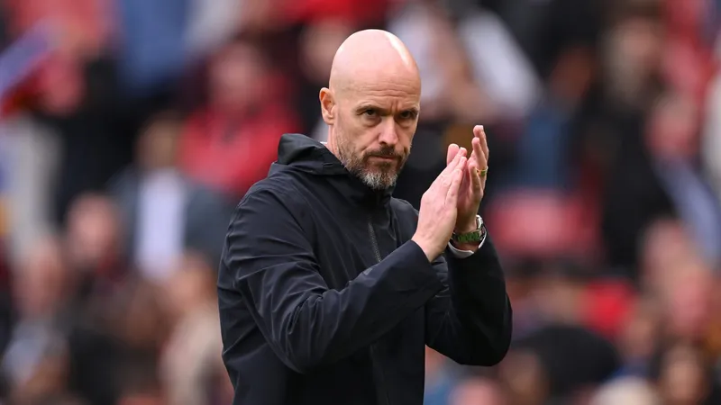 HLV Erik ten Hag trấn an mọi người trong cơn khủng hoảng