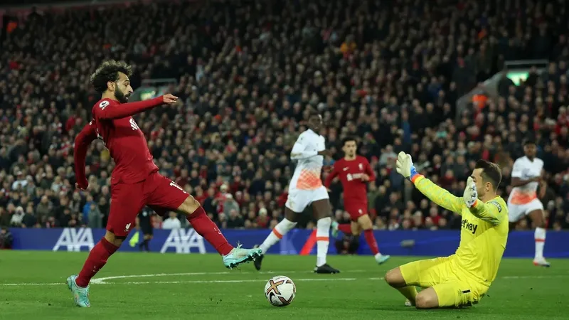 Mo Salah uy hiếp khung thành West Ham trong trận thắng 1-0 hồi tháng 10
