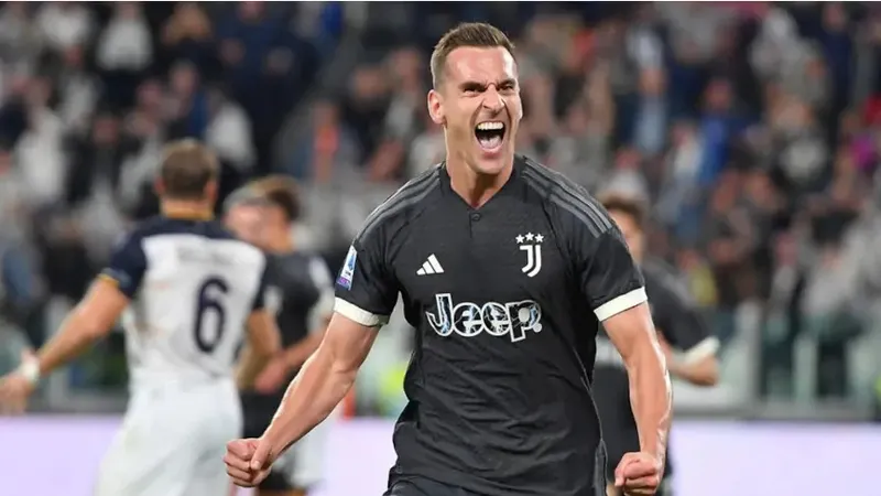 Arkadiusz Milik ăn mừng bàn thắng