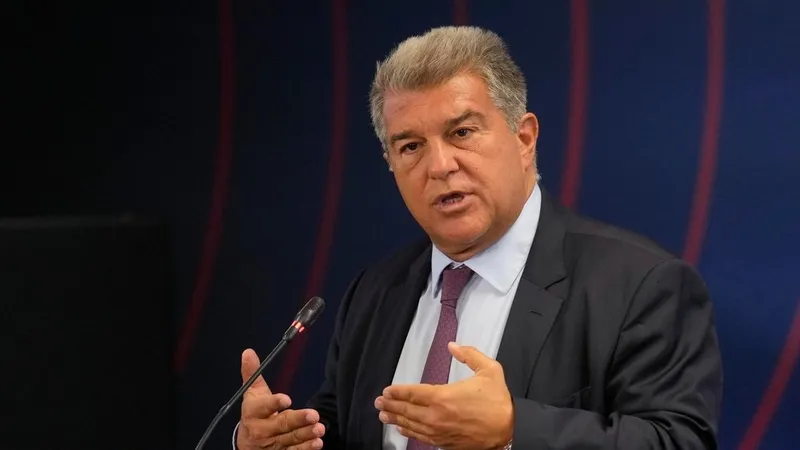 Chủ tịch Barca Juan Laporta sẽ đối mặt với cuộc khủng hoảng mới