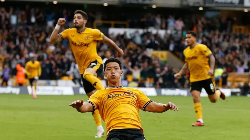 Hwang Hee Chan ăn mừng chiến thắng trước Man City