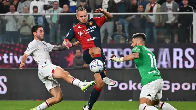 Pha cứu thua của thủ môn Olivier Giroud