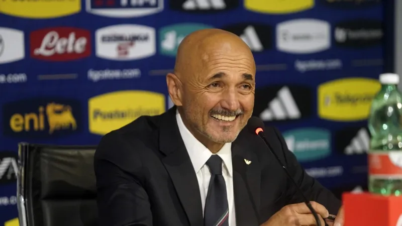 HLV Luciano Spalletti tỏ ra thoải mái trong buổi họp báo