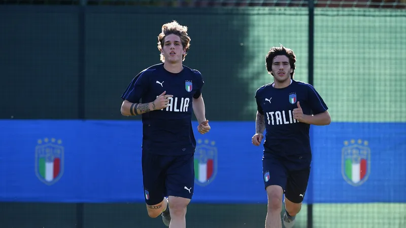 Nicolò Zaniolo (trái) và Sandro Tonal đã phải rời trại tập huấn của tuyển Italia