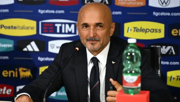 HLV Luciano Spalletti trong phòng họp báo trước trận gặp tuyển Anh