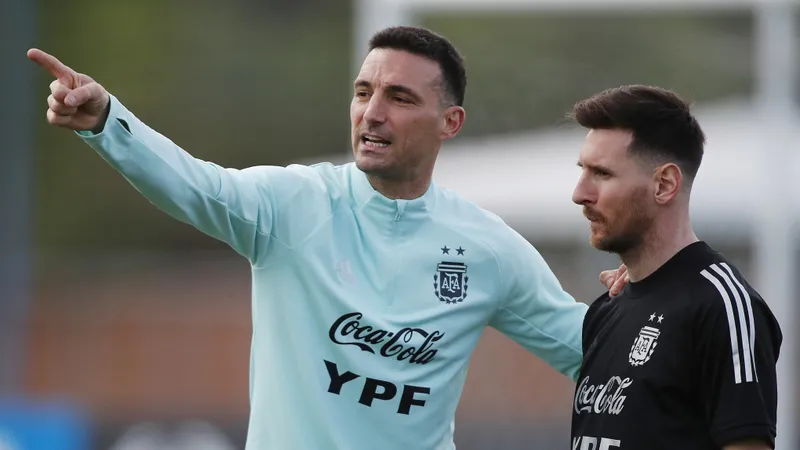 HLV Lionel Scaloni và Leo Messi